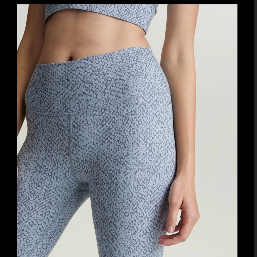 •Varley Gray Textured Leggings - Picture 4 of 9